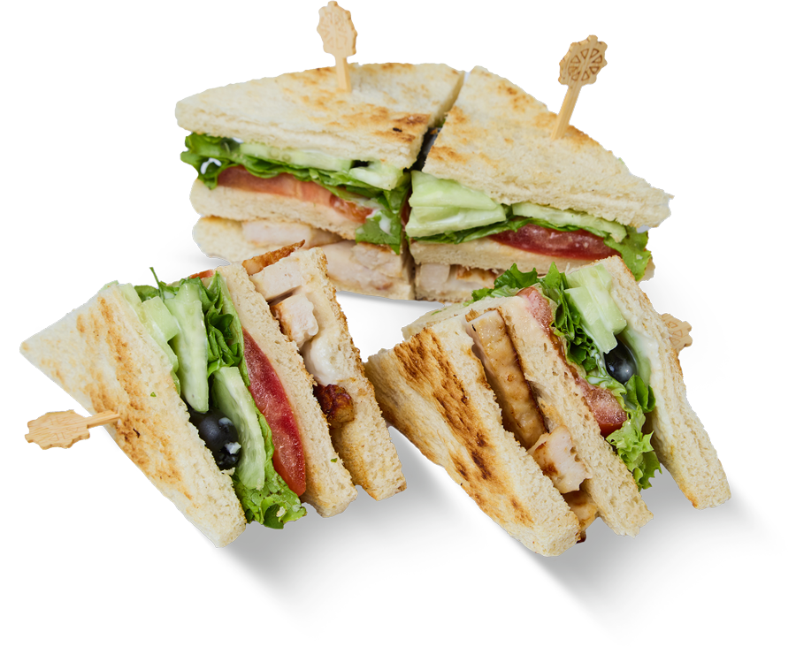 Club Sandwich Estate in Andalusia con pollo, olive, cetrioli, lattuga, pomodoro e salse.